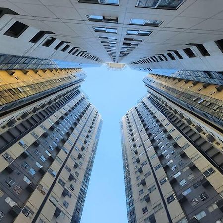 Enjoy Bgc Sunset And Golf Course View 2 Bedroom Loft With 100Mbps Internet Connection Manille Extérieur photo
