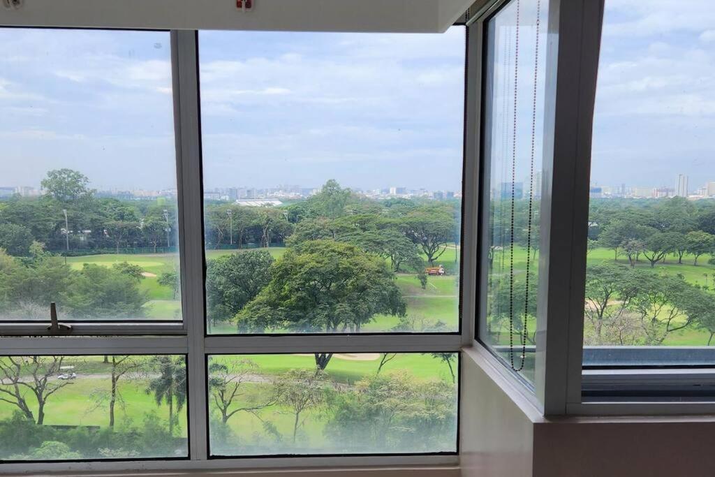 Enjoy Bgc Sunset And Golf Course View 2 Bedroom Loft With 100Mbps Internet Connection Manille Extérieur photo