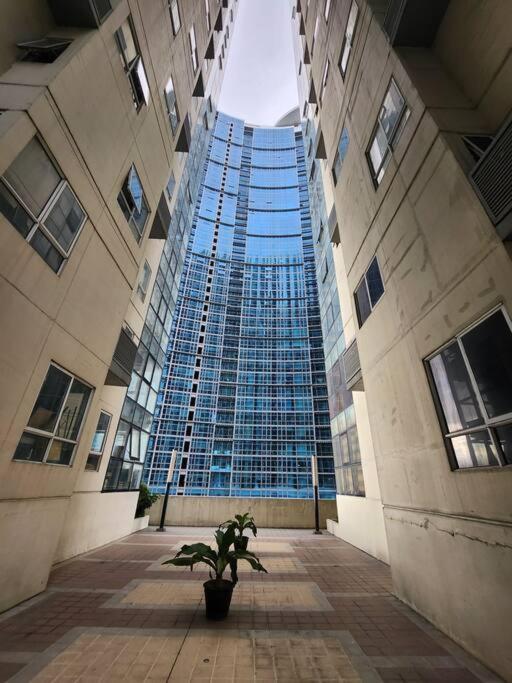 Enjoy Bgc Sunset And Golf Course View 2 Bedroom Loft With 100Mbps Internet Connection Manille Extérieur photo