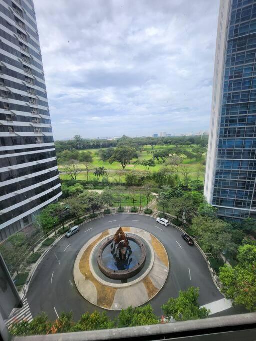 Enjoy Bgc Sunset And Golf Course View 2 Bedroom Loft With 100Mbps Internet Connection Manille Extérieur photo