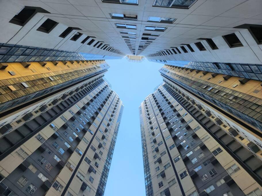Enjoy Bgc Sunset And Golf Course View 2 Bedroom Loft With 100Mbps Internet Connection Manille Extérieur photo