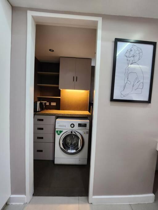 Enjoy Bgc Sunset And Golf Course View 2 Bedroom Loft With 100Mbps Internet Connection Manille Extérieur photo