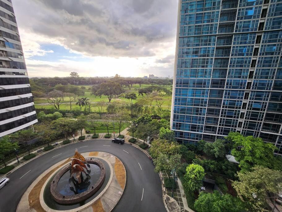 Enjoy Bgc Sunset And Golf Course View 2 Bedroom Loft With 100Mbps Internet Connection Manille Extérieur photo