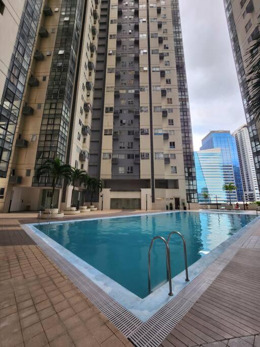 Enjoy Bgc Sunset And Golf Course View 2 Bedroom Loft With 100Mbps Internet Connection Manille Extérieur photo